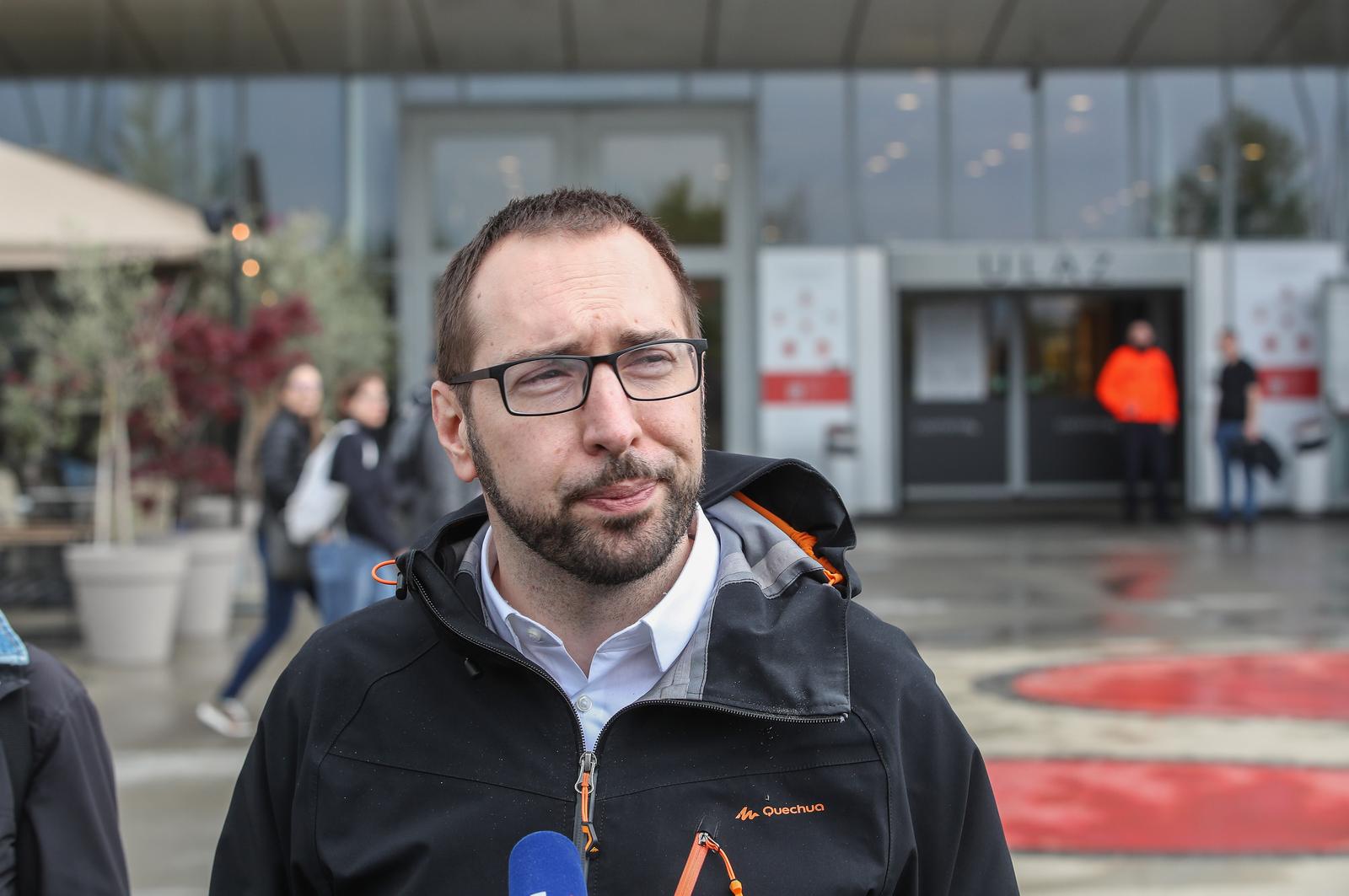 22.04.2022., Zagreb - Zbog dojave o bombi evakuiran Arena centar. Medijima se nakon evakuacije obratio gradonacelnik Tomislav Tomasevic. Photo: Zeljko Lukunic/PIXSELL