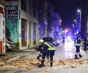 22.04.2022., Mostar, Bosna i Hercegovina -  Potres jacine 6.1 stupnjeva po Rihteru pogodio je Hercegovinu u 23 sata i 7 minuta. U ulici Maršala Tita sa stambene zgrade pale su cigle. Na teren su izasli pripadnici profesionalne vatrogasne postrojbe.  Photo: Denis Kapetanovic/PIXSELL