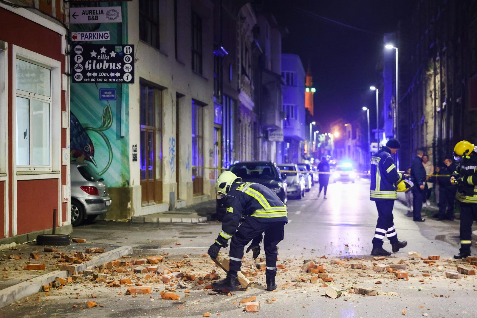 22.04.2022., Mostar, Bosna i Hercegovina -  Potres jacine 6.1 stupnjeva po Rihteru pogodio je Hercegovinu u 23 sata i 7 minuta. U ulici Maršala Tita sa stambene zgrade pale su cigle. Na teren su izasli pripadnici profesionalne vatrogasne postrojbe.  Photo: Denis Kapetanovic/PIXSELL