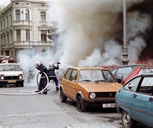 Zagreb, 02.05.2012 - Arhivska fotografija od 02.05.1995. godine prikazuje vatrogasce dok zapaljene automobile u sreditu Zagreba. Na dananji dan prije 17 godina u znak odmazde za vojni poraz u vojno-redarstvenoj akciji 'Bljesak', pobunjeni Srbi su raketnim sustavom "Orkan" s kazetnim punjenjem napali sredite Zagreba gdje je poginulo estero ljudi. 
foto FaH/ ds