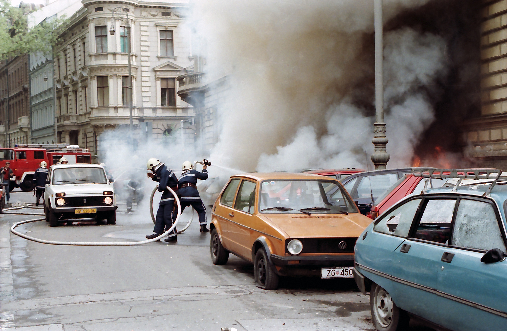 Zagreb, 02.05.2012 - Arhivska fotografija od 02.05.1995. godine prikazuje vatrogasce dok zapaljene automobile u sreditu Zagreba. Na dananji dan prije 17 godina u znak odmazde za vojni poraz u vojno-redarstvenoj akciji 'Bljesak', pobunjeni Srbi su raketnim sustavom "Orkan" s kazetnim punjenjem napali sredite Zagreba gdje je poginulo estero ljudi. 
foto FaH/ ds