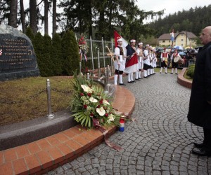 Bleiburg, 15.05.2010 - Sredinjom komemoracijom rtvama obiljeena je 65. obljetnica od pogibije hrvatskih vojnika iz Drugog svjetskog rata (domobrana i ustakih postrojba NDH) i hrvatskih civila na Bleiburkom polju. Na slici potpredsjednik Hrvatskog sabora Ivan Jarnjak poloio je vijenac i zapalio svijeæu spomenik na Bleiburkom polju.
foto FaH/ Dario GRZELJ /ds