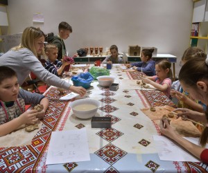 Lavov, Ukrajina, 20.4.2022.- Djeca izraðuju igraèke od gline na izbjeglièkoj radionici u knjinici u Lavovu. 
foto HINA/ PAP / Vitalij Hrabar/ ua