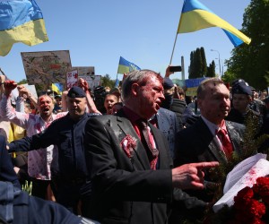 epa09935539 Russian ambassador to Poland, Siergiej Andriejew (C) was doused with red paint by participants of a protest against Russia's invasion of Ukraine during his attempt to lay flowers at the Cemetery-Mausoleum of Soviet Soldiers in Warsaw, Poland, 09 May 2022. On May 09, Russia celebrates the day of victory over Nazi Germany.  EPA/Leszek Szymanski POLAND OUT