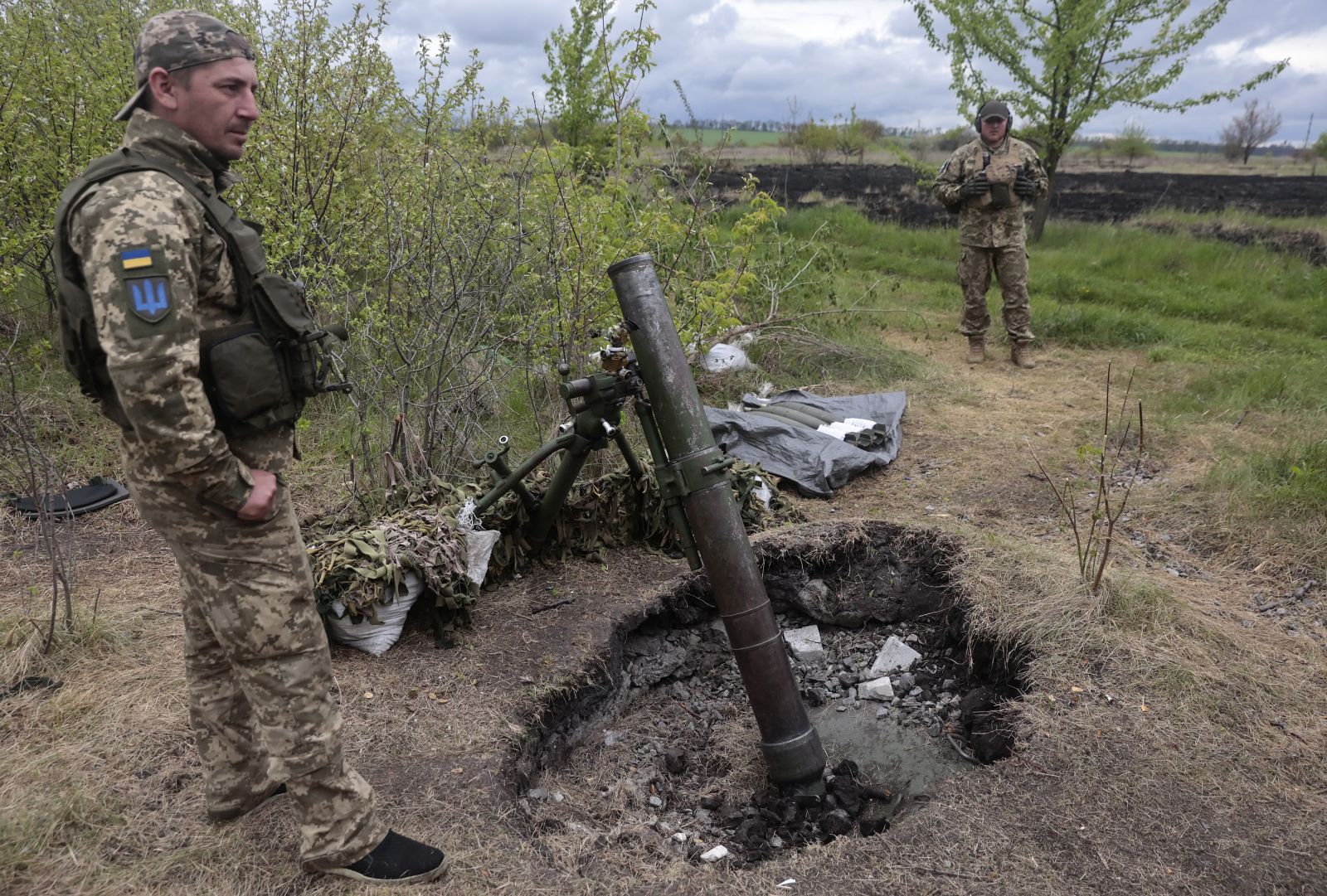 epa09936357 Ukrainian servicemen preapre to fire from their position near Kharkiv, Ukraine, 09 May 2022. On 24 February, Russian troops invaded Ukrainian territory starting a conflict that has provoked destruction and a humanitarian crisis. According to the United Nations High Commission for the Refugees (UNHCR) last report on the situation of Ukraine released on 05 May, more than 5.3 million refugees have fled Ukraine making this the fastest growing refugee crisis since World War II. A further 7.7 million people have been displaced internally within Ukraine.  EPA/STRINGER