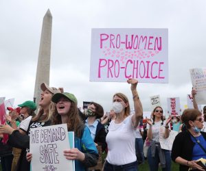 epa09947242 Abortion rights supporters gather near the Washington Monument as they prepare to march to the Supreme Court in Washington, DC, USA, 14 May 2022. Protests and rallies continue all over the US in reaction to the opinion on a leaked draft that suggested the United States Supreme Court could soon overturn the legalization of abortion in the Roe v. Wade case of 1973.  EPA/MICHAEL REYNOLDS