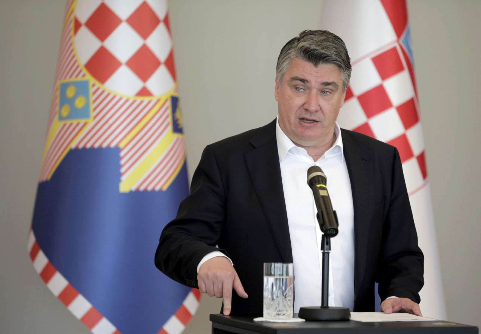 Zagreb, 18.5.2022.- Hrvatski predsjednik Zoran Milanoviæ izjavio je u srijedu na tiskovnoj konferenciji na Pantovèaku da Hrvatska ne smije odustati od uvjetovanja èlanstva Finske i vedske u NATO-u dok se ne rijei problem Hrvata u Bosni i Hercegovini.  
foto HINA/ Tomislav PAVLEK/ ua