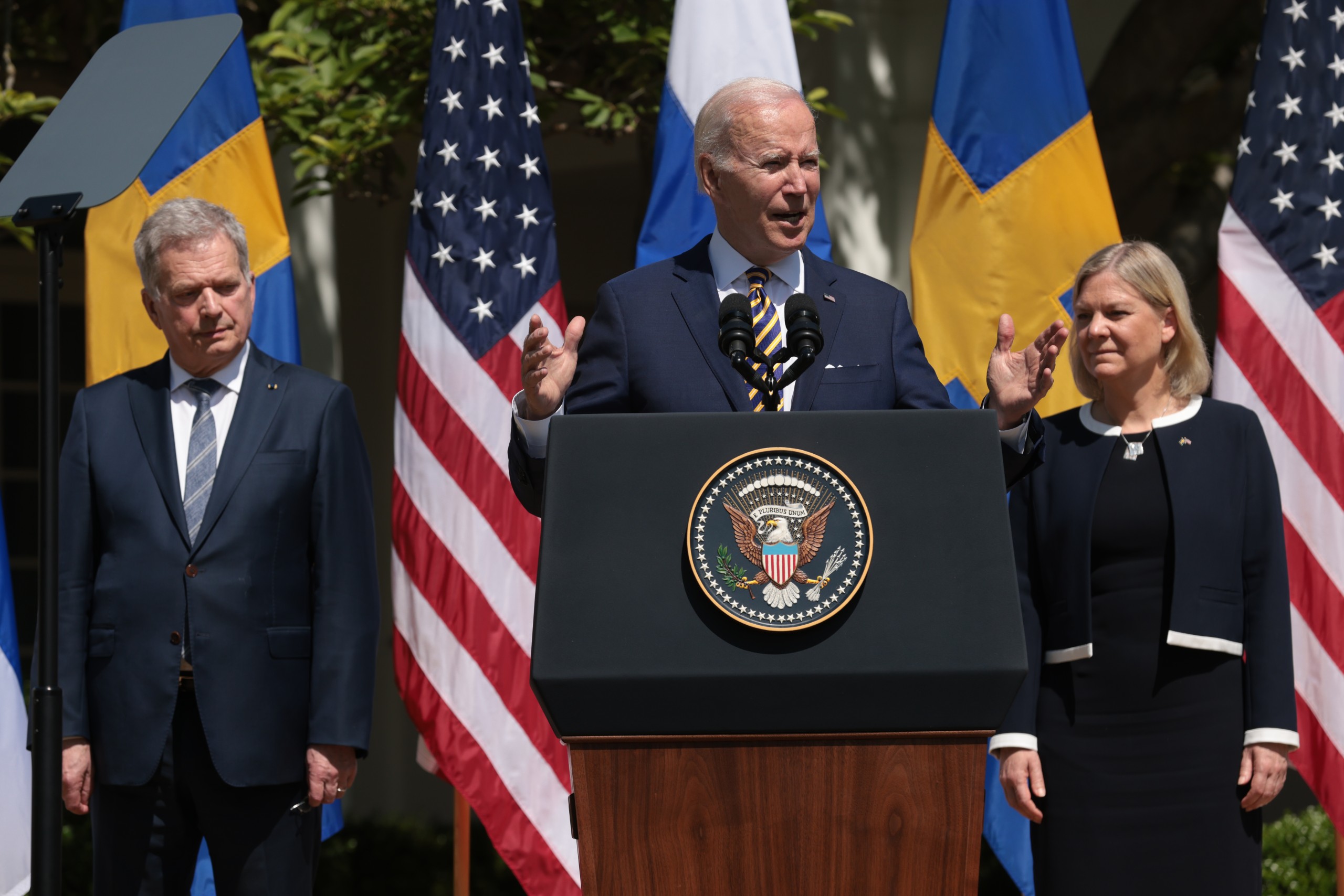epa09958026 US President Joe Biden (C), Finnish President Sauli Niinisto (L) and Swedish Prime Minister Magdalena Andersson deliver brief remarks in the Rose Garden of the White House in Washington , DC, USA, 19 May 2022. Swedish Prime Minister Andersson and Finnish President Niinisto are visiting at the White House following the countries' applications for NATO membership as a result of Russia's invasion of Ukraine.  EPA/OLIVER CONTRERAS / POOL