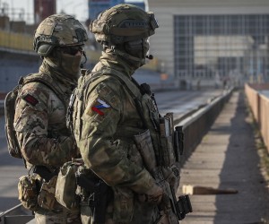 epa09962091 A picture taken during a media tour organized by the Russian Army shows Russian servicemen standing guard near the Kakhovka Hydroelectric Power Plant (HPP) on the Dnieper River in Kakhovka, near Kherson, Ukraine, 20 May 2022 (issued 21 May 2022). The Kakhovka HPP is the main source of energy supply to the south of Ukraine, as well as the most important strategic facility.  EPA/SERGEI ILNITSKY