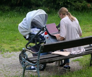 09.05.2022., Karlovac - Dok je beba bezbrizno spavala u kolicima mama rijesava neodgodive obaveze na laptopu.  Photo: Kristina Stedul Fabac/PIXSELL