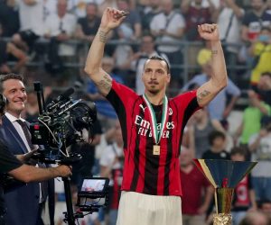 epa09969413 Milan's Zlatan Ibrahimovic celebrates the Italian Serie A championship title after the Italian Serie A soccer match US Sassuolo vs AC Milan at Mapei Stadium in Reggio Emilia, Italy, 22 May 2022 (issued 23 May 2022).  EPA/SERENA CAMPANINI