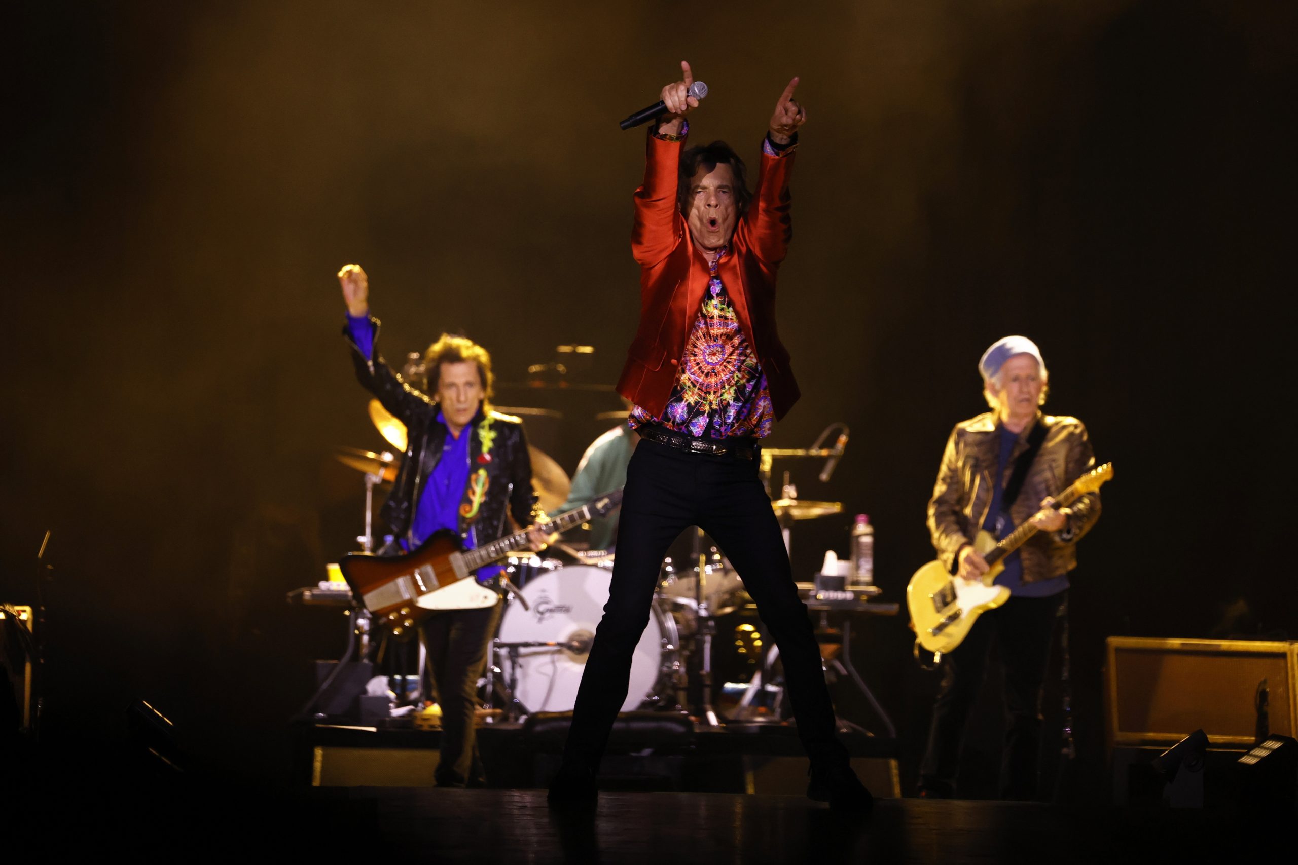 epa09990679 The Rolling Stones' Ronnie Wood (L), Mick Jagger (C), and Keith Richards (R) perform on stage during the band's concert at Wanda Metropolitano stadium in Madrid, Spain, 01 June 2022, as a kick-off of their 'SIXTY' European Tour.  EPA/JUANJO MARTIN