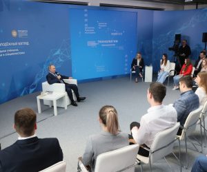 epa10004234 Russian President Vladimir Putin attends a meeting with young entrepreneurs and start-up founders at the Technograd innovation and educational complex located at the Exhibition of Achievements of National Economy (VDNKh or VDNH) in Moscow, Russia, 09 June 2022.  EPA/MIKHAIL METZEL / KREMLIN POOL / SPUTNIK MANDATORY CREDIT