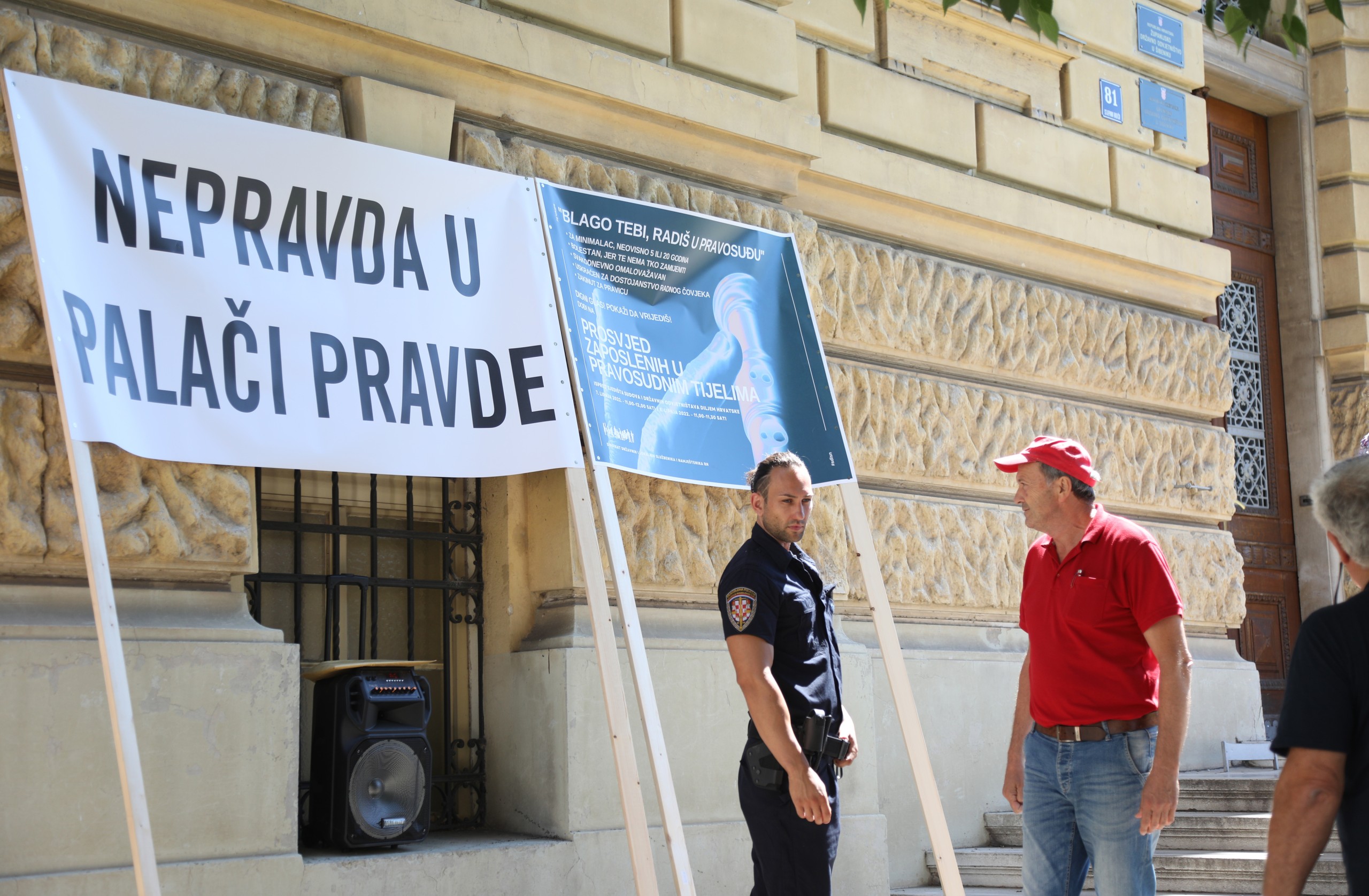 07.06.2022.,Sibenik - Ispred sibenskog suda odrzan je prosvjed zaposlenih u pravosudnim tijelima koji je organizirao Sindikat drzavnih i lokalnih sluzbenika i namjestenika RH. Skupu se obratio predstavnik sindikata Anton Storic. Photo: Dusko Jaramaz/PIXSELL