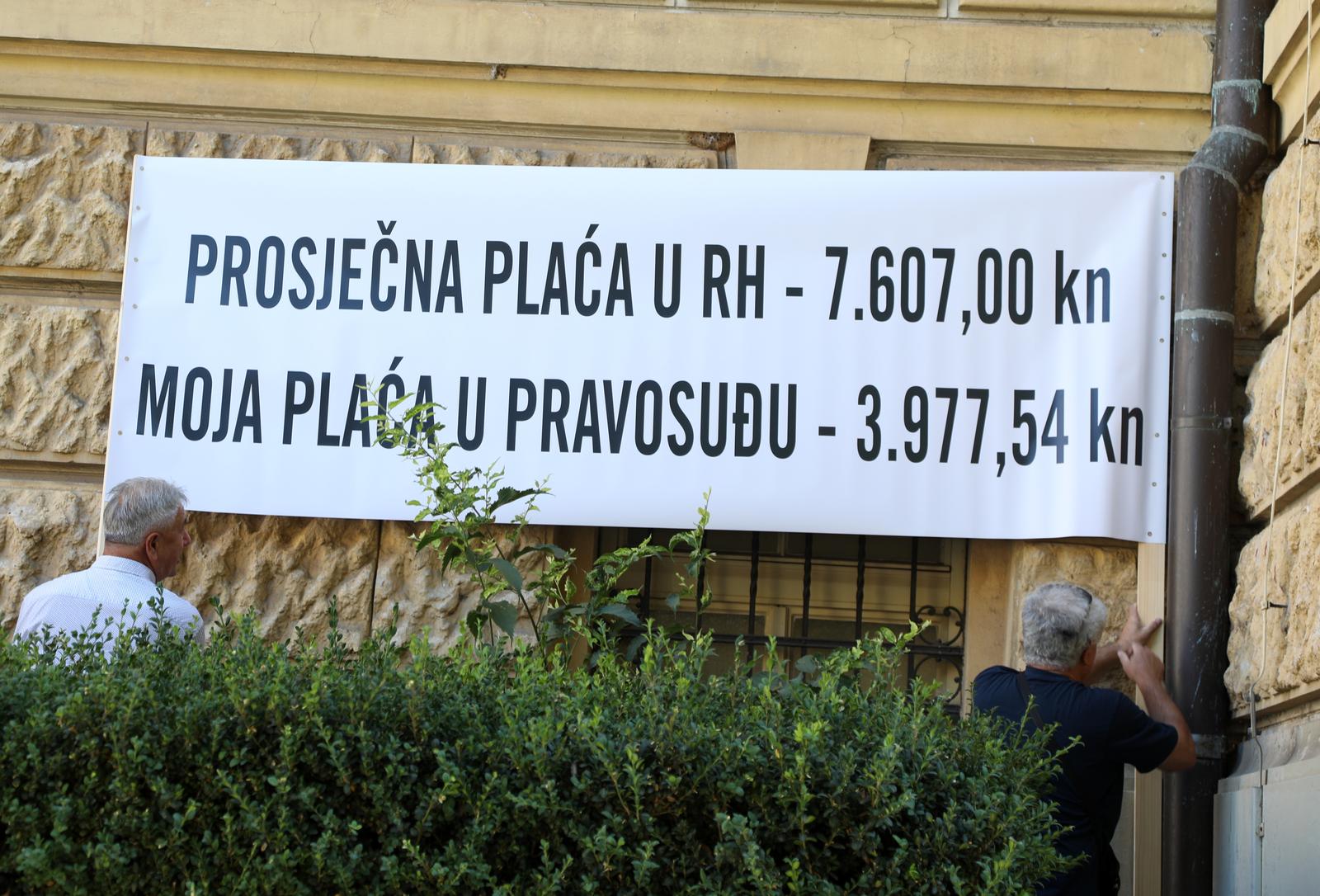 07.06.2022.,Sibenik - Ispred sibenskog suda odrzan je prosvjed zaposlenih u pravosudnim tijelima koji je organizirao Sindikat drzavnih i lokalnih sluzbenika i namjestenika RH. Skupu se obratio predstavnik sindikata Anton Storic. Photo: Dusko Jaramaz/PIXSELL