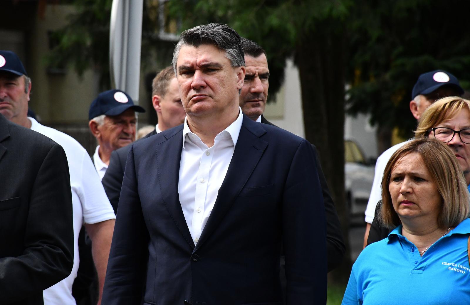 11.06.2022., Djakovo - Predsjednik Republike i vrhovni zapovjednik Oruzanih snaga Republike Hrvatske odao je u Djakovu pocast polaganjem vijenca i paljenjem svijece poginulim pripadnicima 122. brigade HV-a i svim poginulim, nestalim i preminulim hrvatskim braniteljima kod Spomen obiljezja poginulim hrvatskim braniteljima Đakovštine. Potom je nazocio na otvorenju foto izlozbe „Ne dirajte mi ravnicu“ – foto presjeka 15 godina rada Udruge veterana 122. brigade HV-a i na Svecanoj akademiji povodom 15. obljetnice osnutka Udruge veterana 122. brigade Hrvatske vojske Djakovo.  Photo: Ivica Galovic/PIXSELL