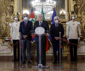 epa10084571 Italian President Sergio Mattarella (C) delivers an address at the Quirinal Palace in Rome, Italy, 21 July 2022, announcing that he signed a decree to dissolve parliament for a general election to be held within 70 days after Prime Minister Draghi resigned following the collapse of his ruling coalition.  EPA/GIUSEPPE LAMI