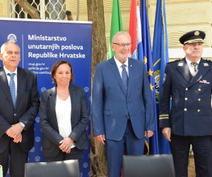 Dubrovnik, 25.07.2022. – Memorandum o suradnji u borbi protiv droga potpisali su u ponedjeljak u Dubrovniku glavni ravnatelji policija Republike Hrvatske i Talijanske Republike Nikola Milina i Lamberto Giannini. Na fotografiji Lamberto Giannini, Luciana Lamorgese, Davor Božinović, Nikola Milina. Foto HINA/Baldo Marunčić