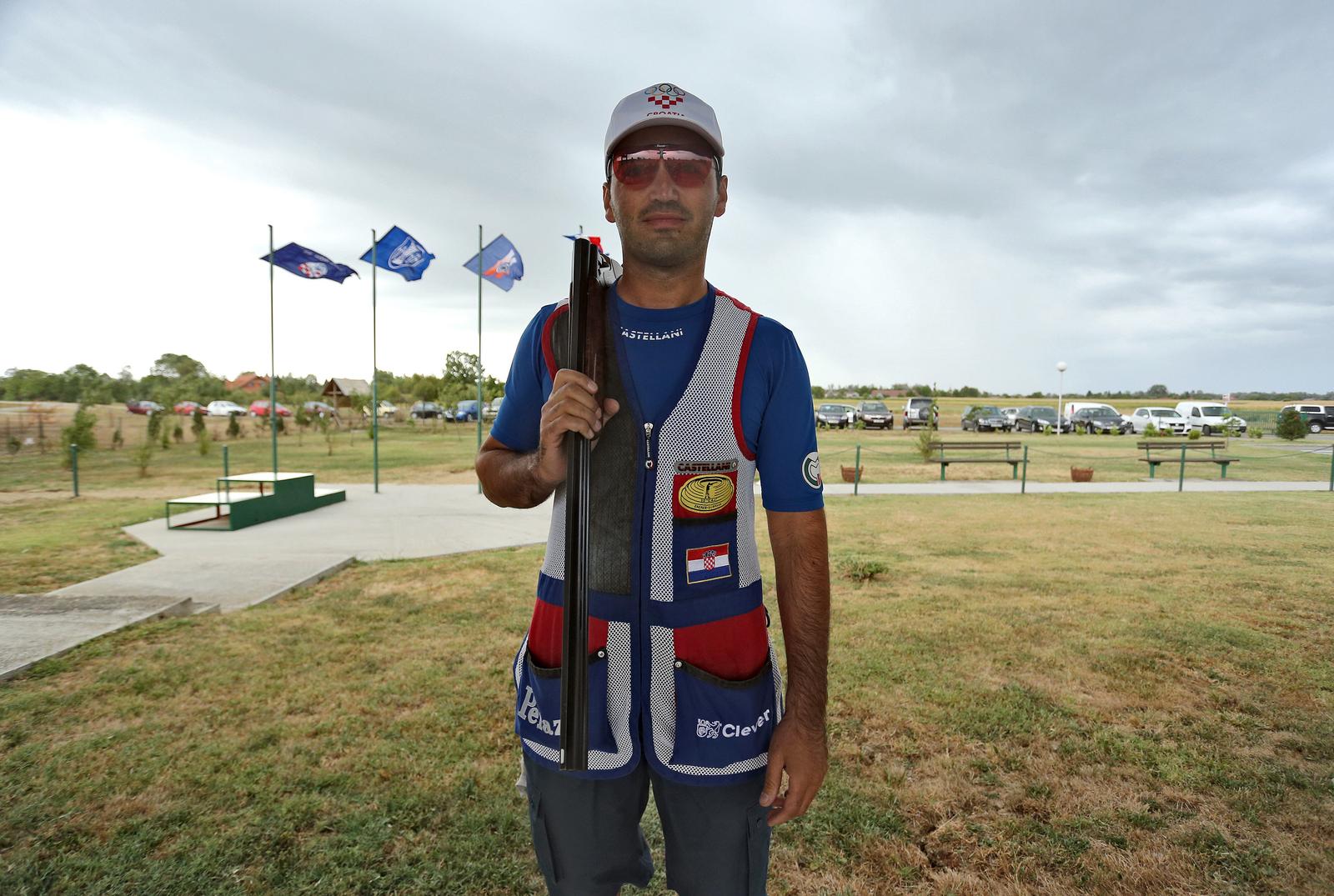 26.08.2012., Topolje - Na streljani SD Fazan Topolje pored Ivanic Grada, odrzano je Finale KUP-a Hrvatske u gadjanju letecih meta. Ovogodisnje finale okupilo je 30 najboljih hrvatskih strijelaca medju kojima je i sudionik Olimpijskih igara u Londonu Anton Glasnovic s bratom Josipom.rPhoto: Sanjin Strukic/PIXSELL