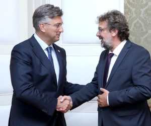 12.09.2019., Zagreb - Predsjednik Vlade Andrej Plenkovic primio je u Banskim dvorima predstavnike hrvatske nacionalne manjine u Republici Srbiji predsjednika Demokratskog saveza Hrvata u Vojvodini Tomislava Zigmanova, predsjednicu Hrvatskog nacionalnog vijeca u Republici Srbiji Jasnu Vojnic i predsjednika Izvrsnog odbora Hrvatskog nacionalnog vijeca Lazara Cvijina. rUz predsjednika Vlade sastanku su nazocili drzavni tajnik Sredisnjeg drzavnog ureda za Hrvate izvan Republike Hrvatske Zvonko Milas te drzavna tajnica u Ministarstvu vanjskih i europskih poslova Zdravka Busic.rPhoto: Patrik Macek/PIXSELL