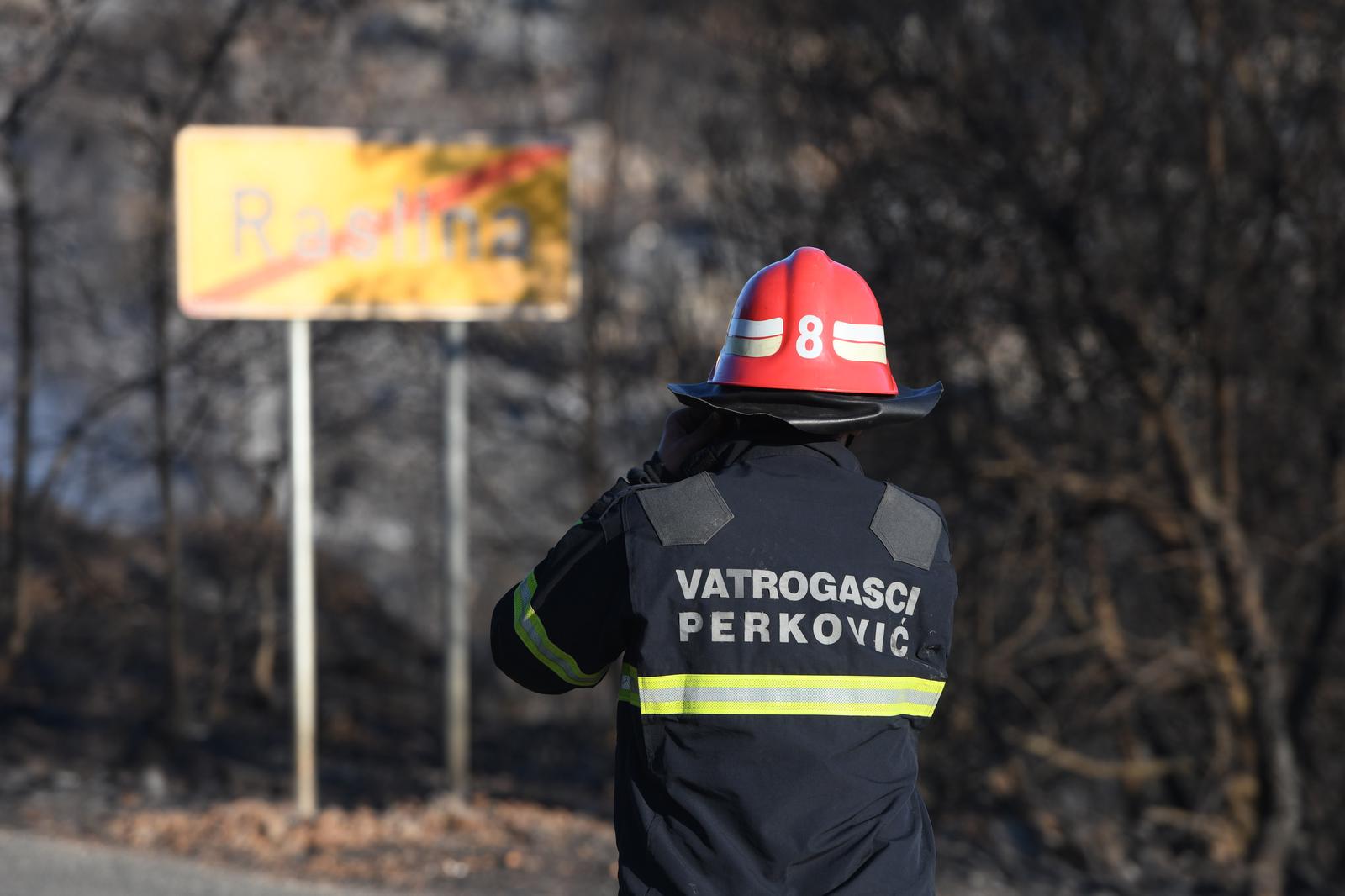 15.07.2022., Rasline - Drugi dan nakon pozara podrucje Rasline i Zatona i dalje nadziru vatrogasci.  Photo: Hrvoje Jelavic/PIXSELL