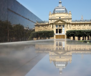 20.07.2022., Zagreb, Na Trgu kralja Tomislava nalazi se Umjetnicki paviljon. Sagradjen je povodom Milenijske izlozbe u Budimpesti 1896. godine. Na paviljonu su primijenjena najnovija iskustva u tehnologiji gradnje s metalnim kosturom. To je omogucilo da se paviljon u Budimpesti rastavi i vlakom dopremi u Zagreb da bi se ponovo montirao na sadasnjem mjestu. Svecano otvorenje upriliceno je 1898. godine velikom izlozbom suvremenih umjetnika. Time je Umjetnicki paviljon postao prvi izlozbeni prostor sagradjen samo za tu namjenu. Od tada se tu organiziraju izlozbe najvecih domacih i stranih umjetnika. Photo: Emica Elvedji/PIXSELL