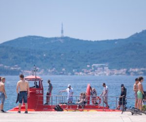 21.06.2022., Zadar - Zadrani i njohovi gosti drze se mora i hlada tijekom jakih vricina. 
  Photo: Dino Stanin/PIXSELL