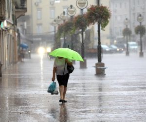 26.07.2022., Rijeka - Kisa na Kvarneru nakon dugo vremena osvjezila prolaznike na Korzu.
 Photo: Goran Kovacic/PIXSELL