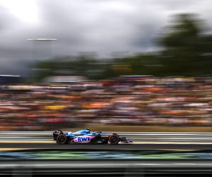 epa10098733 Spanish Formula One driver Fernando Alonso of Alpine F1 Team in action during the qualification session of the Formula One Grand Prix of Hungary at the Hungaroring circuit in Mogyorod, near Budapest, Hungary, 30 July 2022. The Formula One Grand Prix of Hungary will take place on 31 July 2022.  EPA/CHRISTIAN BRUNA