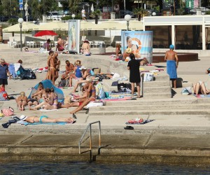 Opatija,31.07.2022.- Trenutno na Kvarneru gostuje dvjesto tisuæa gostiju. Na fotografiji Turisti na opatijskim plaama i etnicama.