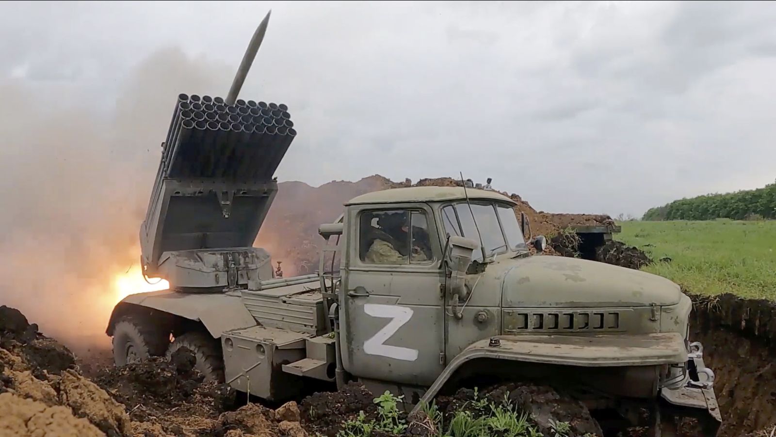 epa10105440 A still image taken from a handout video made available by the Russian Defence Ministry's press service shows Russian Tornado-G multiple launch rocket system firing a rocket during battles at an undisclosed location in Ukraine, 03 August 2022 (issued 04 August 2022). On 24 February 2022 Russian troops entered the Ukrainian territory in what the Russian president declared as a 'Special Military Operation', starting an armed conflict that has provoked destruction and a humanitarian crisis.  EPA/RUSSIAN DEFENCE MINISTRY PRESS SERVICE HANDOUT  HANDOUT EDITORIAL USE ONLY/NO SALES