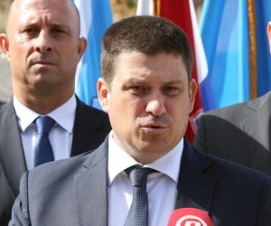 Goli otok, 23.08.2022 -  Potpredsjednik Vlade i ministar mora, prometa i infrastrukture Oleg Butkoviæ u izaslanstvu predsjednika Vlade je povodom obiljeavanja Europskog dana sjeæanja na rtve svih totalitarnih i autoritarnih reima na Golom otoku poloio vijence na spomen ploèu Vlade, te zapalio svijeæe kod kria. foto HINA/ Miljenko KLEPAC/ ik