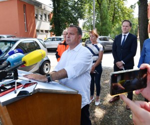 06.08.2022., Varazdin- Ministar zdravstva Vili Beros pred ravnateljstvom Opce bolnice Varazdin odrzao je konferenciju za medije povodom stravicne prometne nesrece u kojoj je smrtno stradalo 12 osoba. Photo: Vjeran Zganec Rogulja/PIXSELL