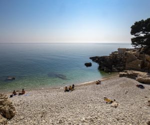 11.04.2020., Pula - Suncani dan na plazi Verudela. rPhoto: Srecko Niketic/PIXSELL