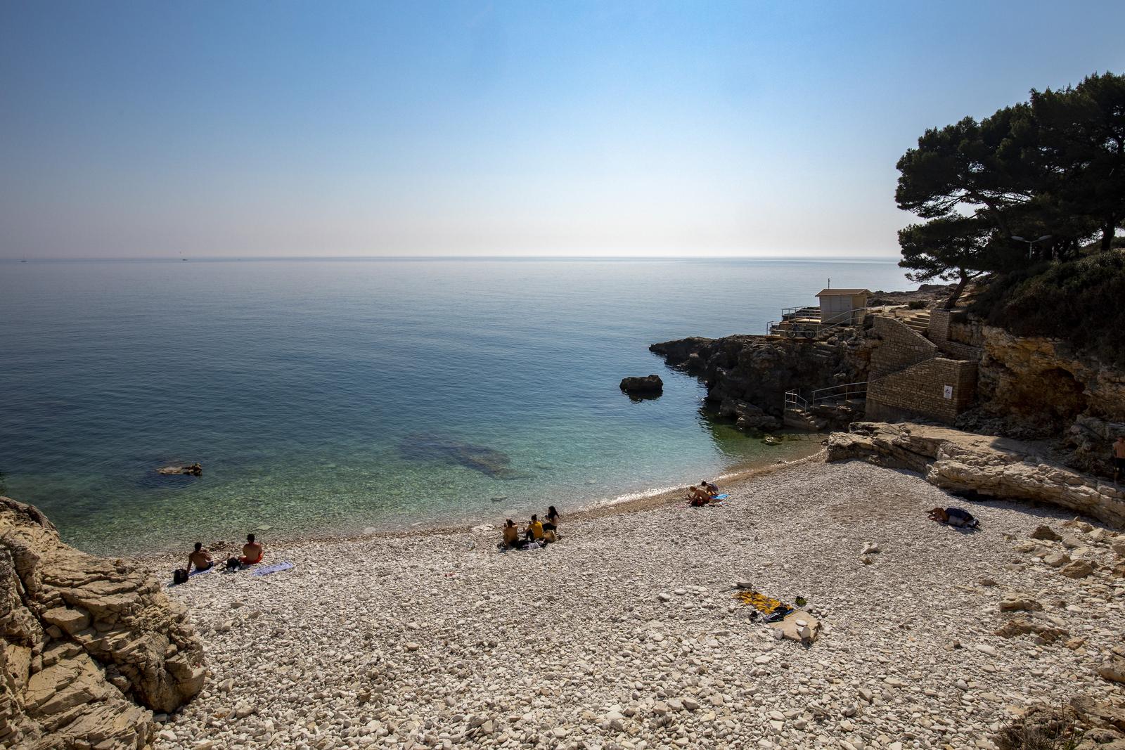 11.04.2020., Pula - Suncani dan na plazi Verudela. rPhoto: Srecko Niketic/PIXSELL