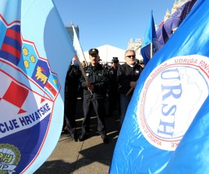 09.11.2012., Zagreb - Policijski sluzbenici u sluzbenim odorama sastali su se na Kaptolu kod katedrale te se zaputili na Trg bana Jelacica kako bi prosvjedovali protiv odgode primjene odredbe o otpremninama temeljem Zakona o policiji. Smeta im tendencija smanjivanja osobnih dohodaka. Tvrde da im je u kolektivnom ugovoru obecana isplata otpremnina od 1. sijecnja 2013., a samo 15 dana nakon toga predlozena je promjena zakona prema kojoj ce se otpremnine isplacivati tek tri godine kasnije. Nakon prosvjeda na Trgu, najavljeno je da ce 1.500 prosvjednika otici na Trg sv. Marka, pred Vladu i Sabor. Prosvjed je organizirala Koordinacija sindikata koji djeluju unutar MUP-a (Sindikat policije Hrvatske, Nezavisni sindikat djelatnika MUP-a, Sindikat drzavnih i lokalnih sluzbenika i namjestenika). rPhoto: Robert Anic/PIXSELL