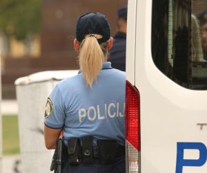 20.08.2022., Zagreb - Policijska marica i automobil su se parkirali na Trgu kralja Tomislava.  Photo: Antonio Jakus/PIXSELL