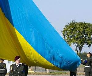 epa10134609 Ukrainian Guard of Honor soldiers hoist a national flag in Odesa, Ukraine, 23 August 2022. Ukraine marks National Flag Day one day prior to Independence Day, which is celebrated on 24 August. Kharkiv and surrounding areas have been the target of heavy shelling since February 2022, when Russian troops entered Ukraine starting a conflict that has provoked destruction and a humanitarian crisis.  EPA/STRINGER