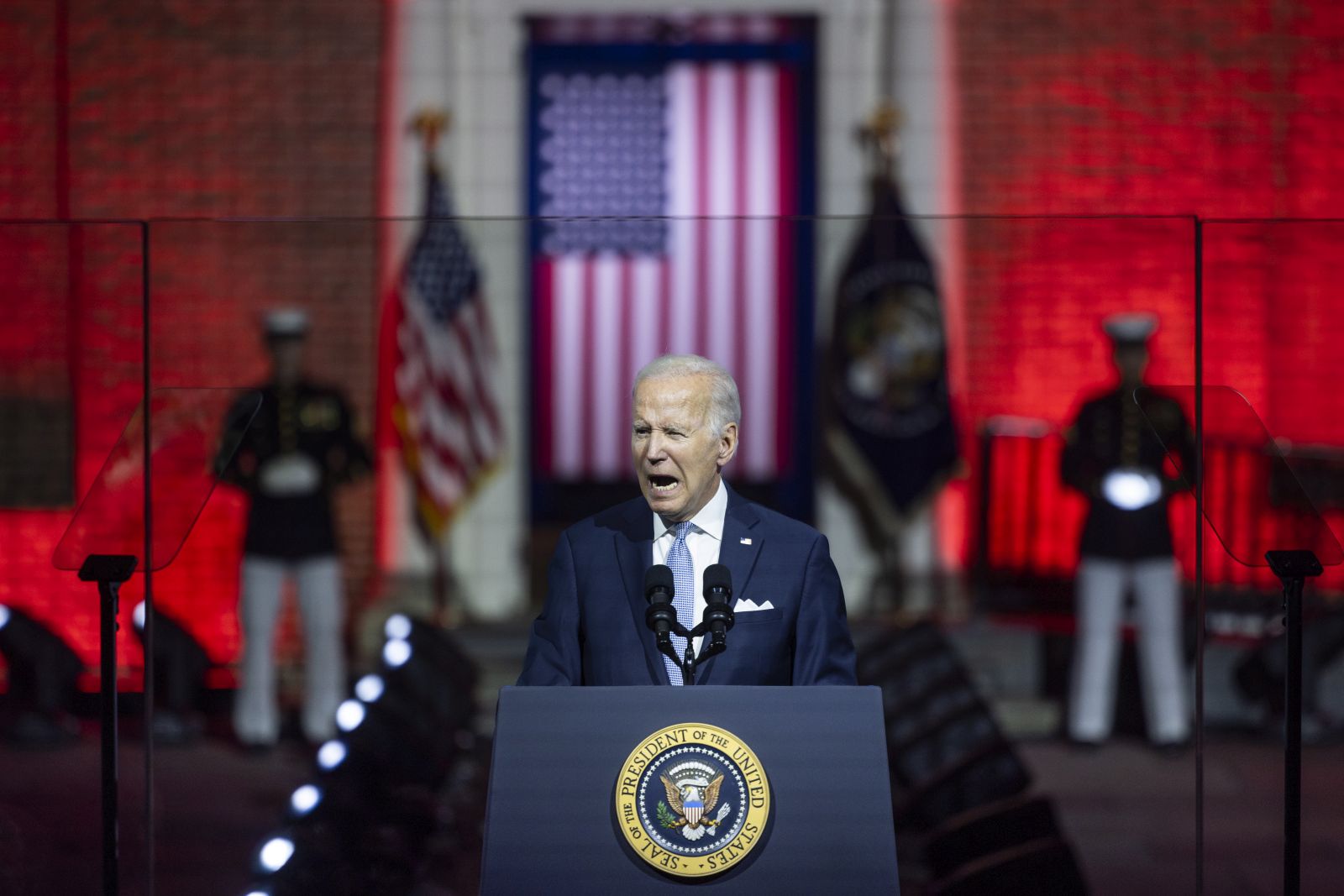 epaselect epa10153657 US President Joe Biden gives a primetime speech on 'the continued battle for the soul of the nation' from Independence National Historical Park in Philadelphia, Pennsylvania, USA, 01 September 2022. This is Biden's second appearance in the battleground state in two days. Former President Trump is scheduled to speak in the state later in the week.  EPA/JIM LO SCALZO