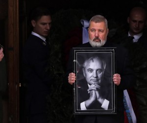 epa10156806 Nobel Peace Prize laureate journalist Dmitry Muratov carries a picture of late former Soviet president Mikhail Gorbachev after a farewell ceremony at the House of Trade Unions in Moscow, Russia, 03 September 2022. Former Soviet leader Mikhail Gorbachev died on 30 August 2022 at the age of 91 in Moscow Central Clinical Hospital. Gorbachev initiated numerous reforms during his tenure. He signed a nuclear arms treaty with the United States and withdrew the Soviet Union from the Soviet-Afghan war. His policies created freedom of speech and press, and decentralized fiscal policy planning and execution to increase efficiency. Gorbachev was the last leader of the Soviet Union, overseeing Russia transition from one party rule to a fragile democracy. Gorbachev will be buried at the Novodevichy Cemetery in Moscow next to the grave of his wife Raisa.  EPA/MAXIM SHIPENKOV