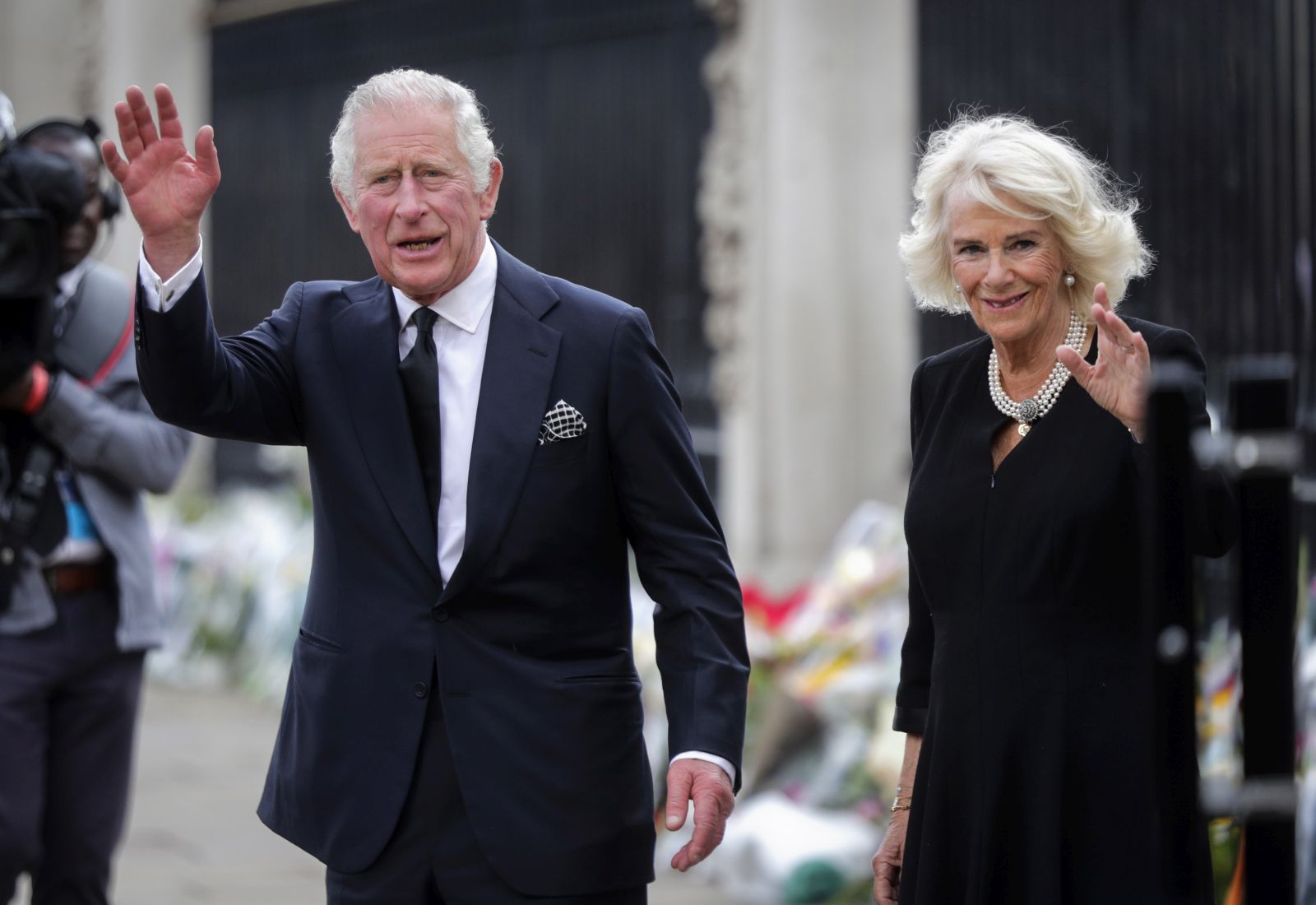 epa10173573 Britain's King Charles III (L) and Camilla, the Queen Consort, look at the floral tributes left outside Buckingham Palace in London, Britain, 09 September 2022. Britain's Queen Elizabeth II died at her Scottish estate, Balmoral Castle, on 08 September 2022. The Prince of Wales became King after the death of his mother and will be known as King Charles III.  EPA/OLIVIER HOSLET