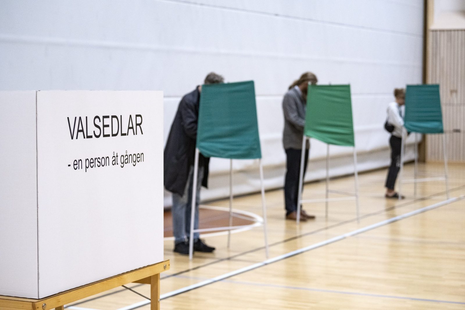 epaselect epa10177204 People prepare to cast their ballots at a polling station during the general elections, in Malmo, Sweden, 11 September 2022.  EPA/JOHAN NILSSON SWEDEN OUT