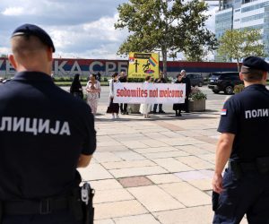 epa10179677 Police officers stand guard as anti-LGBT protestors hold banners during the opening ceremony of the EuroPride 2022 in Belgrade, Serbia, 12 September 2022. EuroPride, a pan-European international event dedicated to LGBTQ pride, is hosted by a different European city each year. Serbia's capital Belgrade is supposed to host the event on the 17 September 2022. But according to country leaders, citing threats from right-wing extremist groups and fears of clashes, the final decision on whether the event will be held has not been confirmed.  EPA/ANDREJ CUKIC