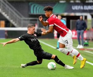 epa10186127 Dario Ulrich (L) of Vaduz in action against Myron van Brederode (R) of Alkmaar during the UEFA Europa Conference League group E soccer match between AZ Alkmaar and FC Vaduz in Alkmaar, Netherlands, 15 September 2022.  EPA/Ed van de Pol