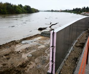 Karlovac, 17.9.2022.- Karlovaèkom se podruèju pribliava vodni val s gornjeg toka rijeke Kupe u Gorskom Kotaru, gdje su ponegdje jo u petak uvedene mjere izvanrednog stanja, a karlovaèki Stoer Civilne zatite poèeo je pripreme za redovite mjere obrane od poplava i pozvao graðane na oprez. Kupa u Karlovcu narasla je u posljednjih 14 sati za dva metra i 84 centimetra. Na slici protupoplavni zid u Donjem Mekuju, kojega se nastavak izgradnju èeka padne vodostaj naglo nabujale Kupe. 
foto HINA/ Mladen VOLARIÆ/ ua