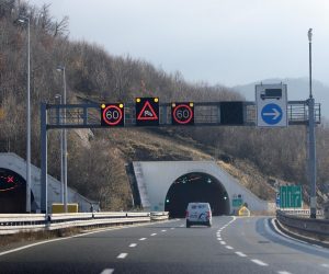 23.11.2021., Rijeka  - Olujni vjetar na autocesti A6 Rijeka-Zagreb na dionici Ostrovica-Kikovica usporava promet.  
  Photo: Goran Kovacic/PIXSELL