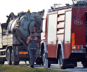 28.03.2018., Slavonski Brod - Ekoloski incident dogodio se u Slavonskom Brodu na trasi produktovoda naftnih derivata. Zbog pucanja cijevi naftovoda ispod zemlje, na povrsinu, u blizini odvodnog kanala, doslo je do curenja tekucine nalik nafti ili benzinu.  Odmah su alarmirane sve hitne sluzbe. Vatrogasci zagadjenu parcelu polijevaju pjenom kako ne bi doslo do  zapaljenja, teren se sanira, a policija regulira promet jednom trasom slavonskobrodske zapadne obilaznice. Policija je gradjane koji prometuju tim dijelom pozvala na oprez.rPhoto: Ivica Galovic/ PIXSELL