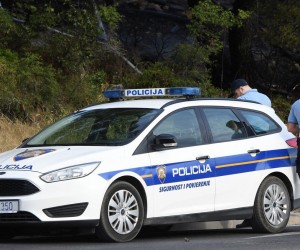 08.07.2022., Sibenik - Pozar uz Jadransku magistralu na ulazu u Sibenik brzo stavljen pod kontrolu unatoc jakoj buri.
 Photo: Hrvoje Jelavic/PIXSELL