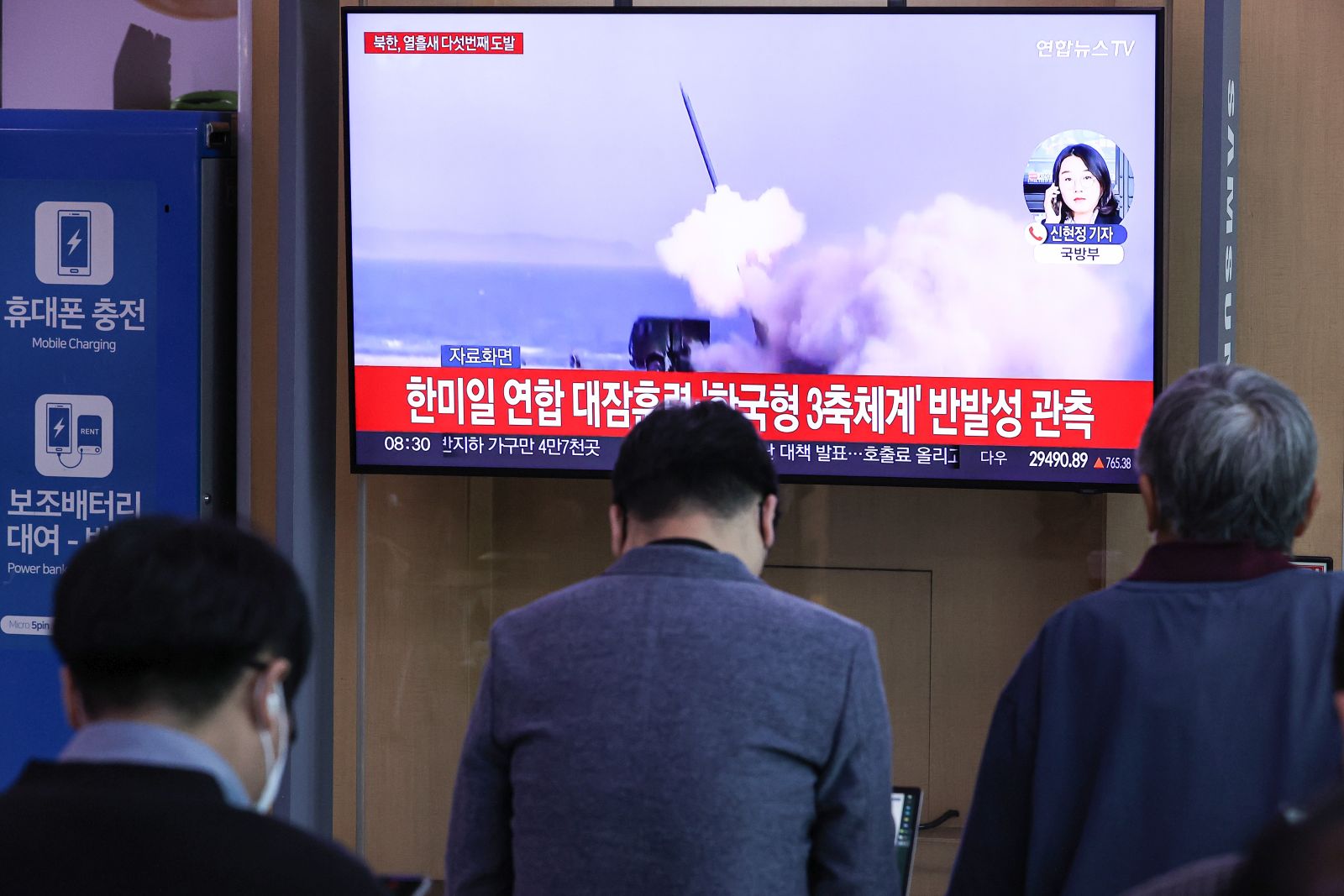 epa10221987 People watch a TV report on North Korea's firing of an intermediate range ballistic missile (IRBM) into the Pacific ocean past Japan earlier in the day, at Seoul Station, in Seoul, South Korea, 04 October 2022. North Korea has conducted five missile launches in just over a week in apparent protest of joint military exercises involving South Korea, the US and Japan, including a naval exercise with the USS Ronald Reagan aircraft carrier.  EPA/YONHAP  SOUTH KOREA OUT