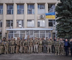 epa10223139 Ukrainian servicemen attend the ceremony of raising the National flag in the recently recaptured city of Lyman, Donetsk area, Ukraine, 04 October 2022. The Ukrainian army pushed Russian troops from occupied territory in the northeast of the country in a counterattack. Russian troops entered Ukraine on 24 February 2022 starting a conflict that has provoked destruction and a humanitarian crisis.  EPA/YEVGEN HONCHARENKO